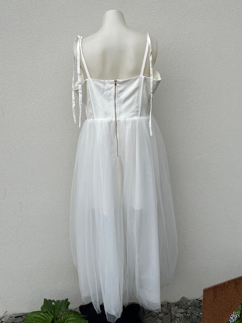 Show Po - Size 16 white wedding dress